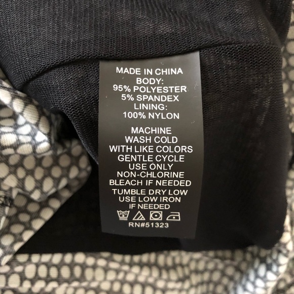 VINCE CAMUTO Ruffled Hem Shirt size xs/s - Picture 4 of 4